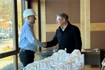 Landrat Stefan Rößle und Werksleiter Dr. Bock beim Unternehmerfrühstück des Wirtschaftsförderverbands DONAURIES e. V.