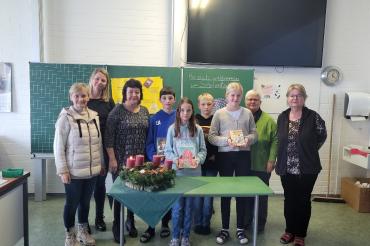 Die Schülerinnen und Schüler kämpfen beim Vorlesewettbewerb um den Sieg.