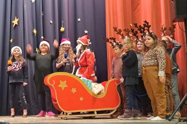 Die Kinder der Leonhard-Fuchs-Mittelschule Wemding begeistern das Publikum mit ihrer Aufführung. 