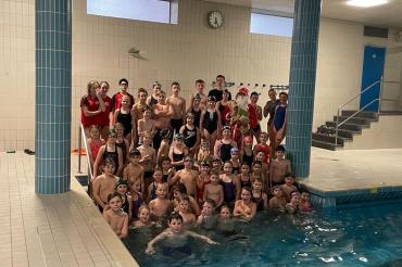 Die Kinder des 1. SV Nördlingen haben sich sehr über den Besuch des Weihnachtsmannes gefreut.