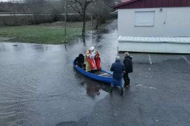 Weihnachtsfeier Kanu-Club Donauwörth - Nikolaus kommt mit dem Kanu.