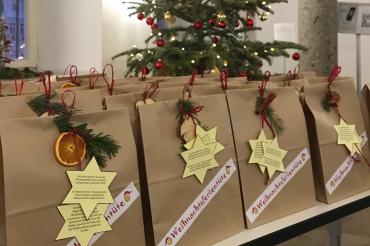 Die Weihnachtstüten sind im JuMi zu finden.