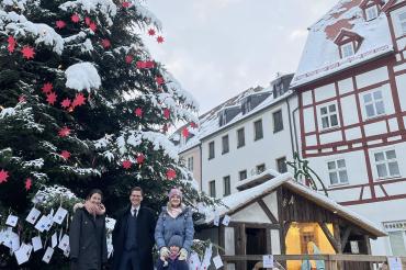 Weihnachtswünsche wurden am Weihnachtsbaum am Marktplatz aufgehängt und warten nun darauf, von den Rieserinnen und Riesern erfüllt zu werden. 