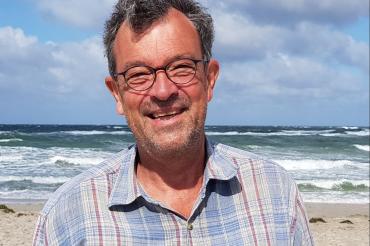 Joachim Düsing im Sturm an der Ostsee.