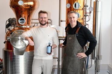 Lucas Freissle und Florian Schweinsfeier in der Destillerie in Burgheim.