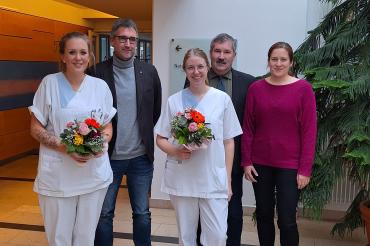 Auf dem Bild zu sehen (von links): Stephanie Korn (Pflegefachkraft), Bernd Meyr (Pflegedienstleitung); Miriam Stropek (Pflegefachkraft), Jürgen Busse (Vorstandsvorsitzender), Katrin Baumgärtner (stellvertretende Personalleitung).