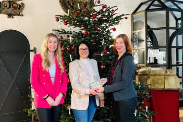 Patricia Bonrath-Landgraf (Mitte) überreicht Bürgermeisterin Rita Ortler (rechts) und Hauptverwaltungsleiterin Helena Ott (links) die Spende in Höhe von 1.100 Euro. 