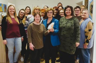 Das Bild zeigt das Team vom Mädelsflohmarkt Oettingen mit Frau Kneißl-Eder und Frau Kappeler bei der Spendenübergabe.  Von links: Sarah Heydecker (OBA Diakonie Donau Ries), Sabrina Rohm (ehrenamtliches Organisationstalent), Nina Thorwarth, Gertrud Kappeler, Silke Kloß, Annette Wagner, Anne Walter, Ursula Kneißl-Eder, Anna Seefried, Klaus Dittrich (kräftige helfende Hand), Annette Wiedemann, Martina Kraft (Diakoneo Offene Hilfen Oettingen), Andrea Beranek (Diakoneo Offene Hilfen Oettingen und Initiatorin des