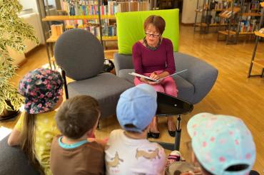 Das Bild zeigt die Marktlauscherle-Vorlesezeit.