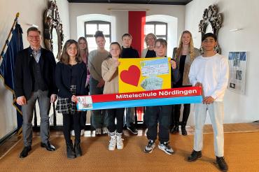 Schülerinnen und Schüler der Nördlinger Mittelschule übergeben gemeinsam mit ihrer Schulleiterin Marga Riedelsheimer 600 Euro für die „Nördlinger Hilfe in Not“ an Oberbürgermeister David Wittner (links) und Hauptverwaltungsleiterin Helena Ott (2. von rechts). 