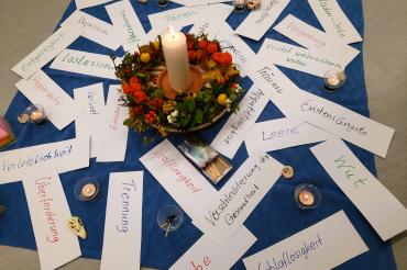 Das Bild zeigt einen geschlossenen Trauerkreis.