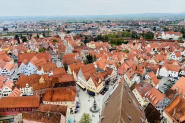 Aktuell gibt es in der Nördlinger Innenstadt kein Dach, das mit PV ausgestattet ist. Hier der Blick vom Daniel.