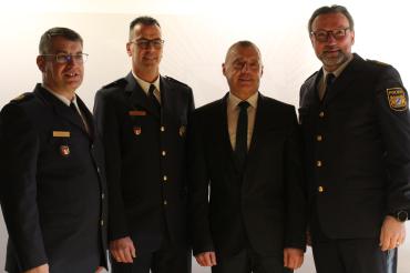 Beim Festakt waren anwesend (v.l.n.r.): Vizepräsident Polizeipräsidium Schwaben Nord Michael Riederer, Polizeihauptkommissar Andreas Schöter, Polizeihauptkommissar a.D. Walter Beck, Polizeipräsident Schwaben Nord Martin Wilhelm