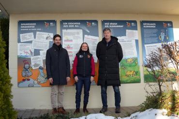 V. l. n. r.: Bürgermeister Danyel Atalay, Heike Burkhardt (Geschäftsführerin Geopark Ries e. V.), Schulleiter Siegfried Scholz