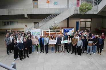 Die Schüler der Ludwig-Bölkow-Schule in Donauwörth überreichen den Spendenscheck.