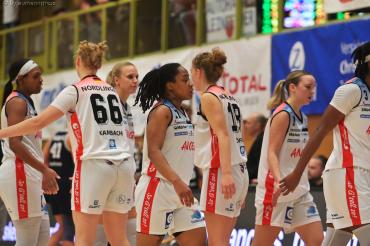 Brandy Beasley (Bildmitte, Nummer 17) hielt mit 16 Punkte den Sieg in Götingen für ihr Team fest.
