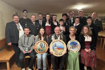 Das Bild zeigt sitzend von links: Dominik Kühn, Jugendkönig 2024 Sophia Keplinger, Schützenkönig 2024 Karl Hopf, Gewinnerin der Ehrenscheibe Claudia Hopf, Schützenmeisterin Daniela Löfflad; stehend von links: Schützenmeister Thomas Schreiber, Nico Graf, Sportwart Michael Endreß, Schützenmeister Marco Deffner, Schützenmeisterin Sabine Graf, Nicole Benninger, Hannes Benninger, Renate Hopf, Hermann Dollmann, Irmgard Eisele, Nikolai Dollmann, Louis Hubel, Willi Denteler