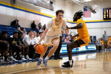 Auf den Bild sieht man Danny Bondine am Ball.