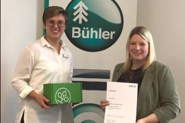 Carolin Meyr (rechts) erhält das Zertifikat zum erfolgreichen Abschluss als BGM-Fachkraft von Denise Mayr.
