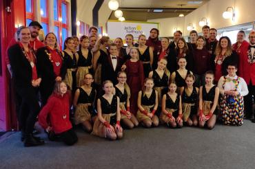 Der Marktorganisator Simon Briglmeier (hintere Reihe 1. von rechts) freute sich, dass neben vielen Kundinnen und Kunden auch Pfarrer Jörg Biercher (hintere Reihe4. von rechts) und der Faschingsclub Rain mit ihren Verantwortlichen beim Faschingsmarkt zu Gast waren. 