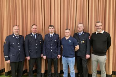 Das Bild zeigt von links nach rechts: KBM Peter Mikschl, 1. Kdt. Bernd Briglmeir, ausscheidenden 2. Kdt. Manuel Reichhardt, neuen 2. Kdt. Daniel Berres, 1. Vorstand Anton Dirschinger, 1.Bgm. Stefan Roßkopf
