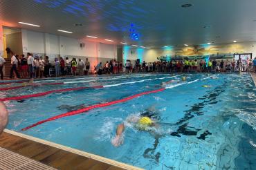 In Asbach-Bäumenheim wird bereits zum fünften Mal über 24 Stunden geschwommen. 