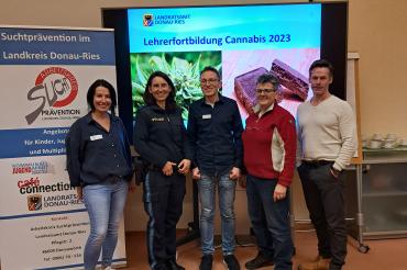 v.l.n.r: Andrea Ramold (Landratsamt Donau-Ries), Sabrina Trieb (Polizeiinspektion Donau-Ries), Stefan Graßl (Landratsamt Donau-Ries), Birgit Baier (Notärztin), Niels Pruin (Caritas Suchtfachambulanz Donau-Ries).