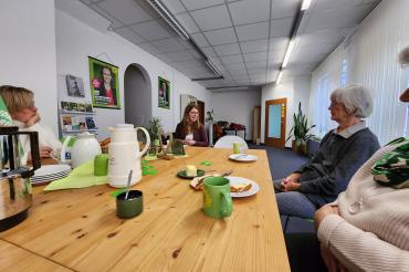 Auf dem Bild sind die Frauen beim Frauenfrühstück zu sehen.