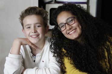 Auf dem Bild sind zwei Gastgeschwister zu sehen.