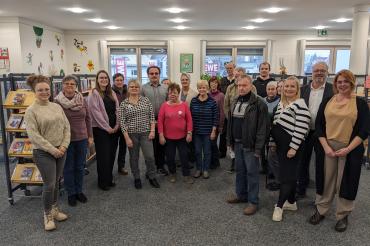 Die Rainer Digitallotsen mit Koordinatorin Jasmin Doster (rechts), Bürgermeister Karl Rehm (2. von rechts) und Laura Brummer (Landkreis Donau-Ries, links) freuen sich zusammen mit den ersten Interessierten über den Startschuss des Projekts Digitallotsen in Rain. 