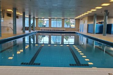 Auf dem Bild ist das Städtische Hallenbad Nördlingens von innen zu sehen.