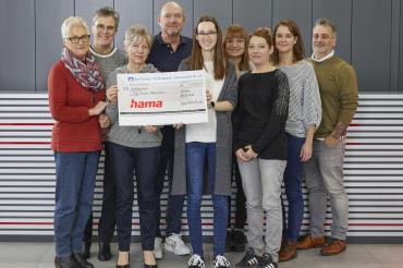 Einen Scheck über 2000 Euro konnten Vertreter von Hama kürzlich an die Tafel Asbach-Bäumenheim überreichen.