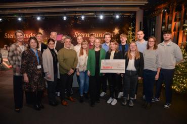 Marianne Lüddeckens und Angelika Martinetz vom Bayerischen Rundfunk (links), Fotocrasher und Schauspieler Ferdinand Hofer sowie 15 Mitarbeiterinnen und Mitarbeiter von Hama.