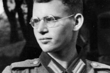 Auf dem Bild ist Hans Leipelt in Uniform zu sehen.