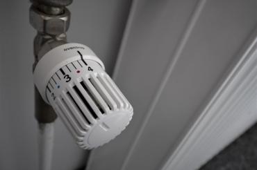 Auf dem Bild ist eine Heizung die an ist zu sehen.