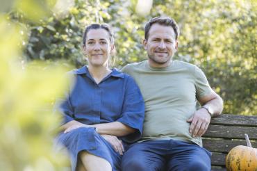 Julia und Michael Böck haben die "Kernmanufaktur" gegründet. Auf ihrem Hof in Genderkingen produzieren sie unter anderem steirische Kürbiskerne.
