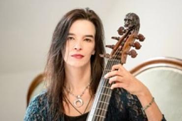 Viola Hill mit ihrem Instrument.