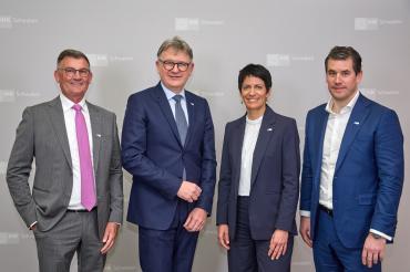 Der neue IHK-Präsident Reinhold Braun mit seinen ebenfalls neu gewählten Stellvertretern (v.l.n.r.) Gerd Stiefel (Fritz Stiefel Industrie-Vertretungen GmbH), Dorothee Buhmann (Buhmann Systeme GmbH) und Peter Leo Dobler (Dobler GmbH & Co. KG Bauunternehmung).