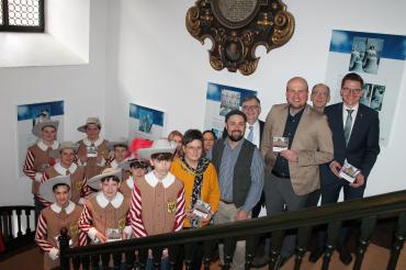 Mitglieder der Nördlinger Knabenkapelle präsentieren mit (v.r.) OB David Wittner, Stadtkapellmeister Oliver Körner und Lukas Bruckmeyer vom Donauton Studio die neue CD vor. 