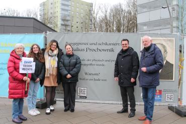 Das Bild zeigt v.l. Ausstellungsbesucherin Marlies Streitwieser und Sophia Spreng, Fatma Sonkur-Filiz und Laura Burgesmeier, die die Ausstellung erstellt haben, Oberbürgermeister Jürgen Sorré und Quartiersmanager Jörg Fischr. 