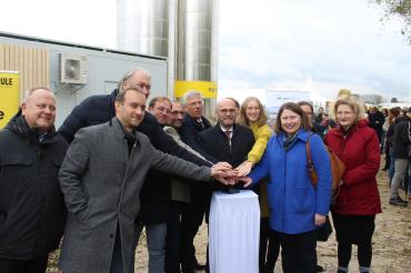 Bei der feierlichen Inbetriebnahme der Großwärmepumpe waren zahlreiche Gäste aus Politik und Wirtschaft vor Ort. Darunter auch der Bayrische Digitalminister Fabian Mehring (Mitte).