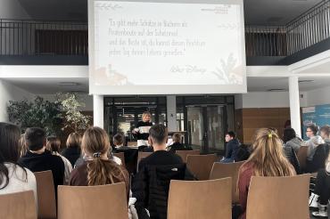 Das Bild zeigt den Vorlesewettbewerb der Wirtschaftsschule Nördlingen.