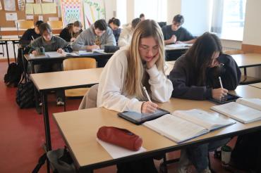 Die Schülerinnen und Schüler der 11E am THG arbeiten mit hoher Motivation und großer Freude daran, das Einführungsjahr zu bestehen, um in die Qualifikationsstufe aufzurücken. 