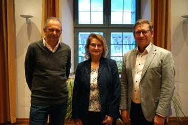 Von links nach rechts: Adelbert Singer, Gudrun Hieble und Landrat Stefan Rößle.