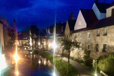 Das Bild zeigt die kleine Wörnitz in Donauwörth bei Nacht.