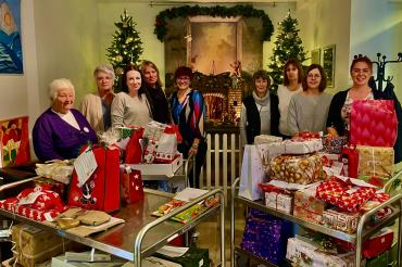 Im Seniorenheim Rain vor der Verteilung der Wunschbaum-Geschenke.