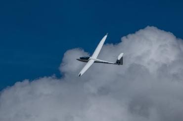 Auf dem Bild ist ein Segelflugzeug zu sehen.
