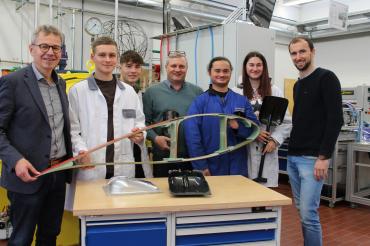 Das Bild zeigt Schulleiter Gerhard KIilian (links) die Schüler im 3. Lehrjahr Tim Remmele, Felix Winter, Asil Umut Yildirim und Julia Schwab mit ihren Lehrern Konrad Fieger (mitte) und Tobias Eberhardt (rechts).