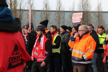 Die streikenden Mitarbeiter vor der Firma JELD-WEN.