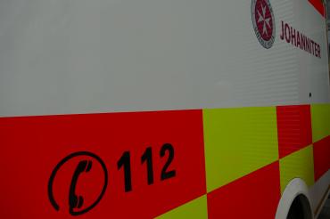 Auf dem Bild ist ein Rettungswagen der Johanniter zu sehen.